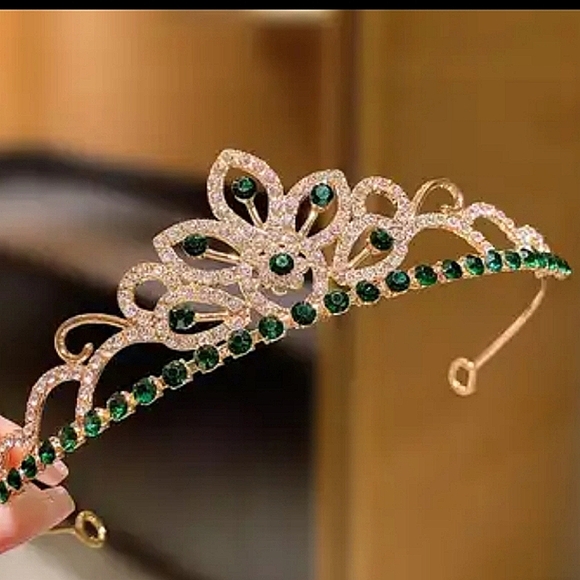 NEW SPARKLING GIRLS TIARA CROWN SHAPED HEADBAND WITH RHINESTONES 1PC - Picture 3 of 3